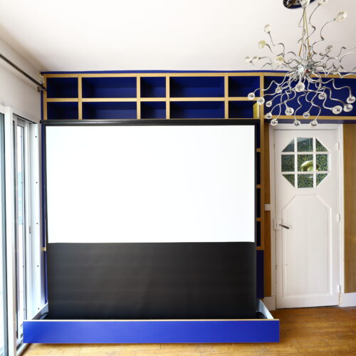 Bibliothèque sur-mesure avec double fond et tiroir écran vidéo projecteur