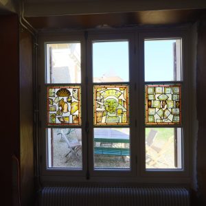 menuiseries avec vitraux contraintes techniques