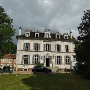 d'une plinthe à pourrir moulurée contre-profilée surmontée de 2 panneaux à table saillante