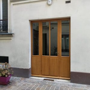 Reproduction isolante d'une porte d'immeuble sur cour
