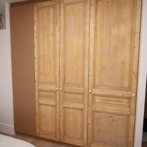 Placard avec des portes récupérées