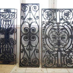 Porte ancienne réécrite grilles en fer forgé