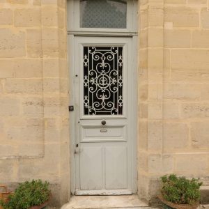 Reproduction isolante de porte avec modification de l'imposte