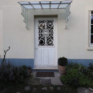 Reproduction isolante d'une porte avec coin de mouchoir dans le grand cadre de grille