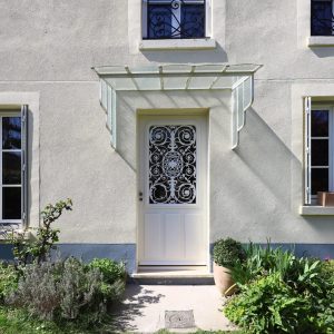 Reproduction isolante d'une porte avec coin de mouchoir dans le grand cadre de grille