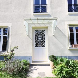 Reproduction isolante d'une porte avec coin de mouchoir dans le grand cadre de grille