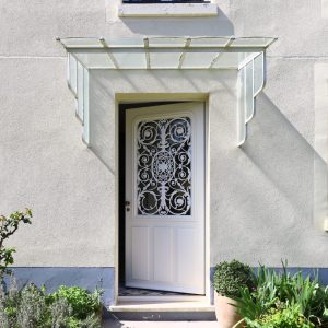 Reproduction isolante d'une porte avec coin de mouchoir dans le grand cadre de grille