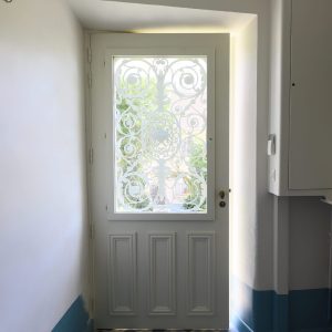 Reproduction isolante d'une porte avec coin de mouchoir dans le grand cadre de grille