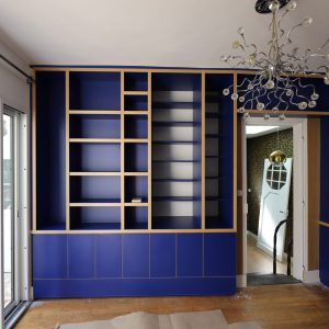 Bibliothèque sur-mesure avec double fond et tiroir écran vidéo projecteur