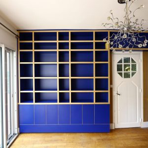 Bibliothèque sur-mesure avec double fond et tiroir écran vidéo projecteur