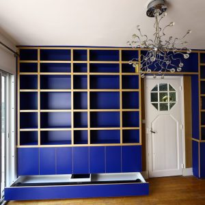 Bibliothèque sur-mesure avec double fond et tiroir écran vidéo projecteur