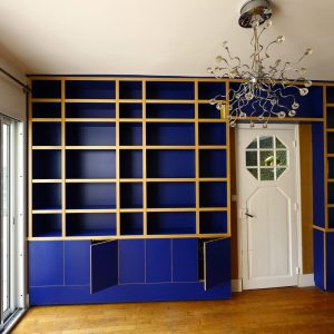 Bibliothèque sur-mesure avec double fond et tiroir écran vidéo projecteur