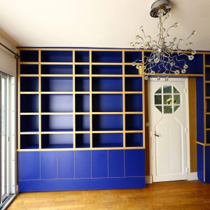 Bibliothèque sur-mesure avec double fond et tiroir écran vidéo projecteur