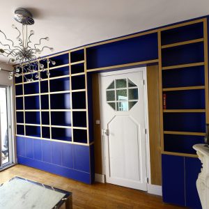 Bibliothèque sur-mesure avec double fond et tiroir écran vidéo projecteur