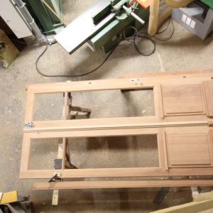 d'une plinthe à pourrir moulurée contre-profilée surmontée de 2 panneaux à table saillante