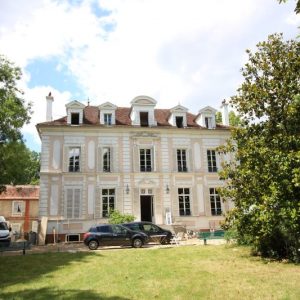 d'une plinthe à pourrir moulurée contre-profilée surmontée de 2 panneaux à table saillante