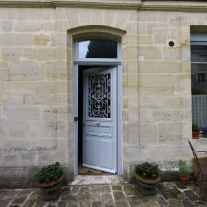Reproduction isolante de porte avec modification de l'imposte