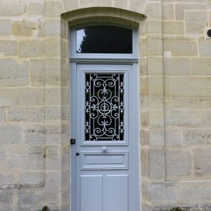 Reproduction isolante de porte avec modification de l'imposte