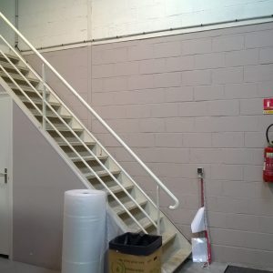 Escalier dans un entrepôt