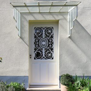 Reproduction isolante d'une porte avec coin de mouchoir dans le grand cadre de grille