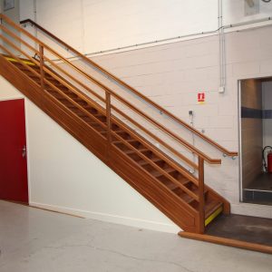 Escalier dans un entrepôt