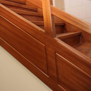 Escalier dans un entrepôt